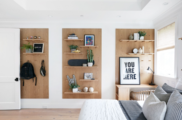 Kamar tidur dengan rak dinding terbuka